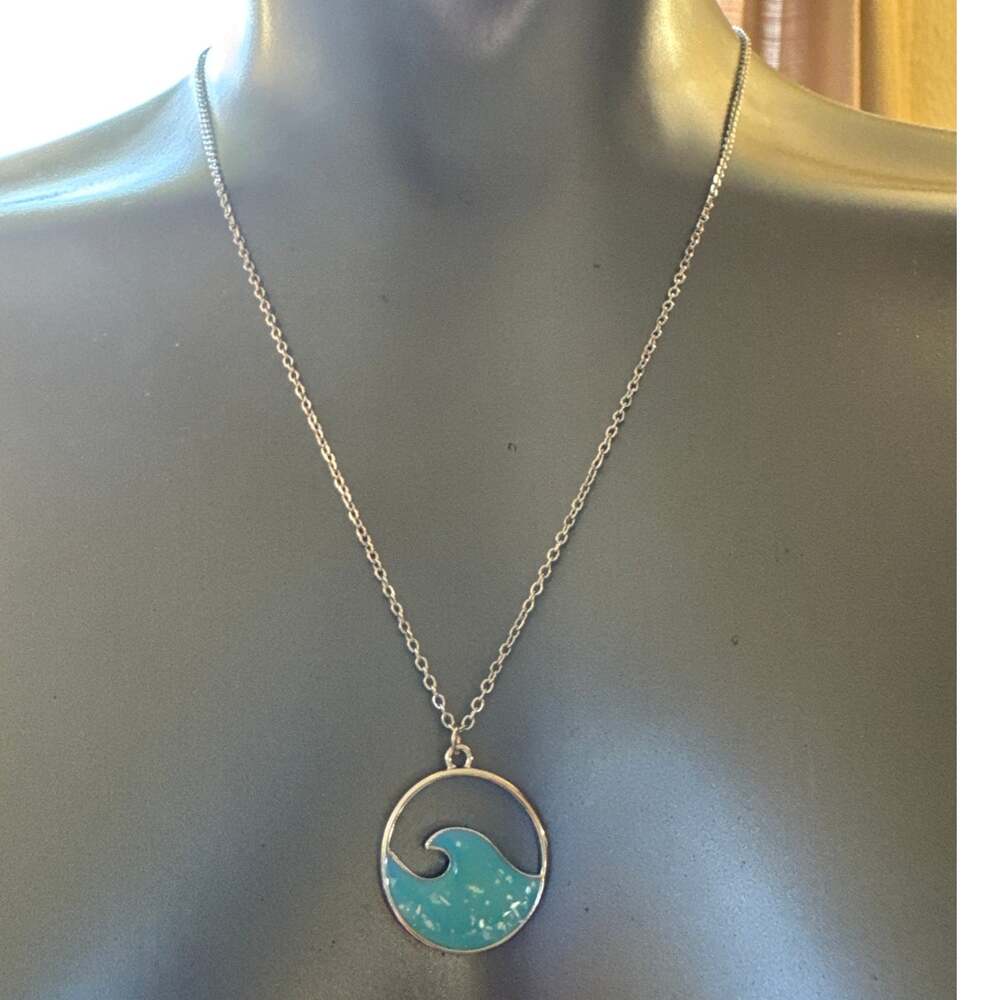 NWT 20 inch Silvertone Chain Enamel Baby Blue Glittering Wave Necklace